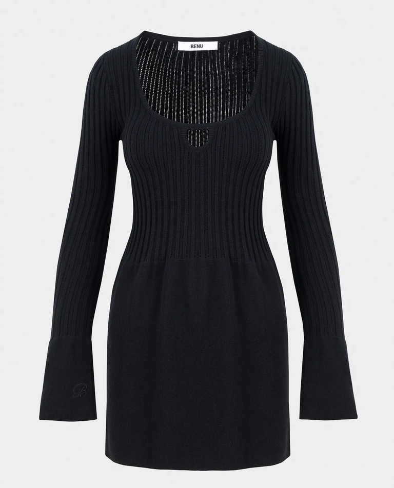 Czarna dzianinowa sukienka mini