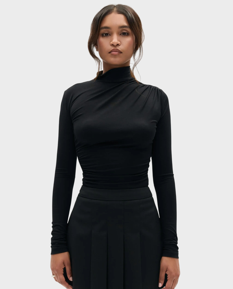 Czarna bluzka z drapowaniem