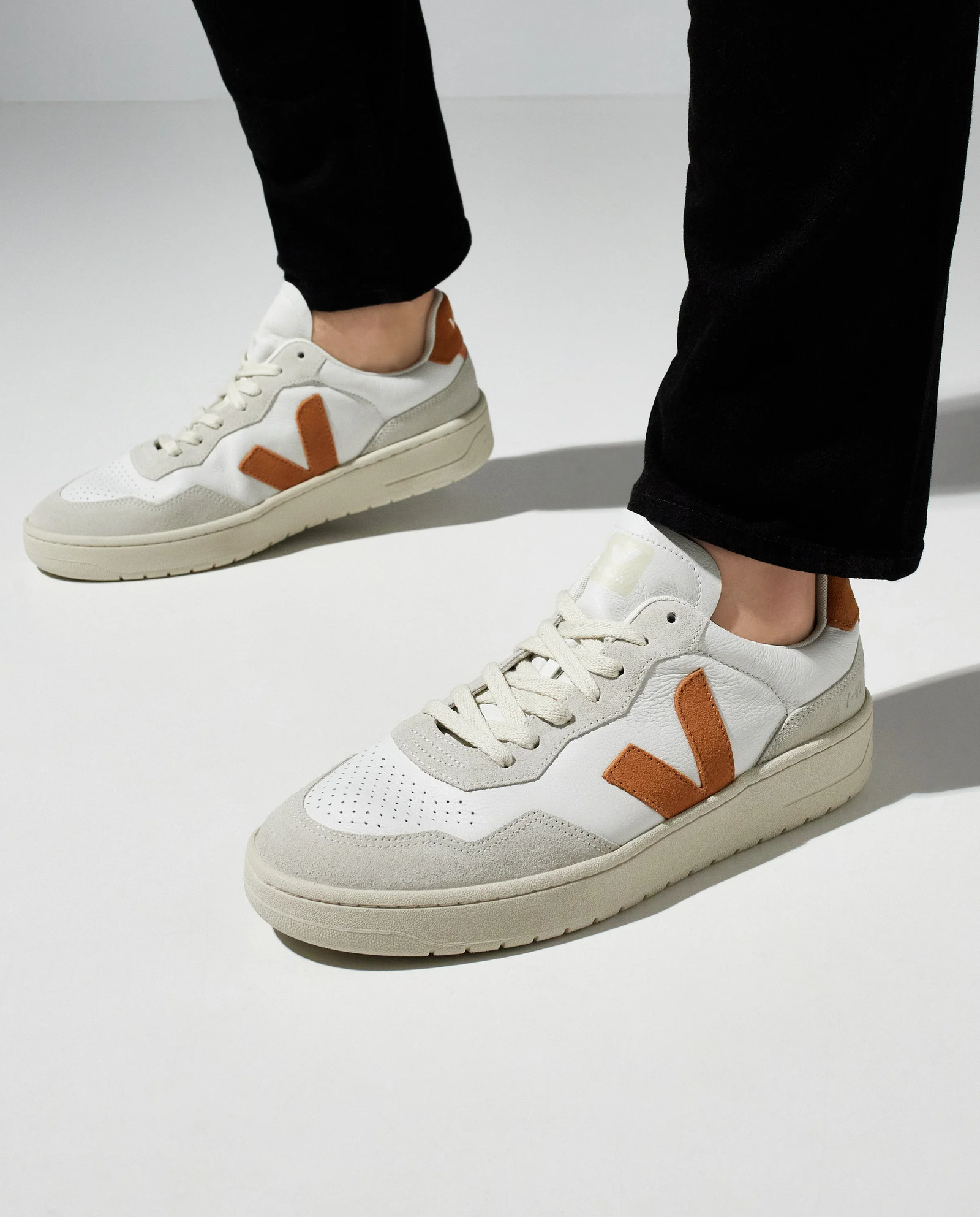 Sneakersy V-10 z pomarańczowym logo - Image #0