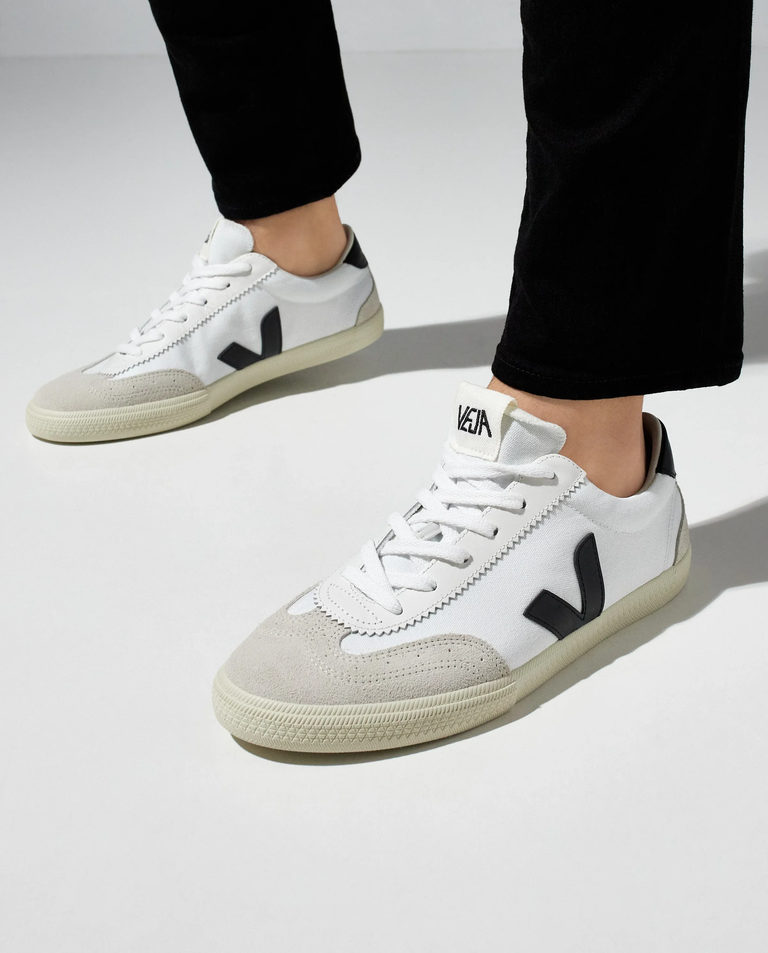 Białe sneakersy z bawełny