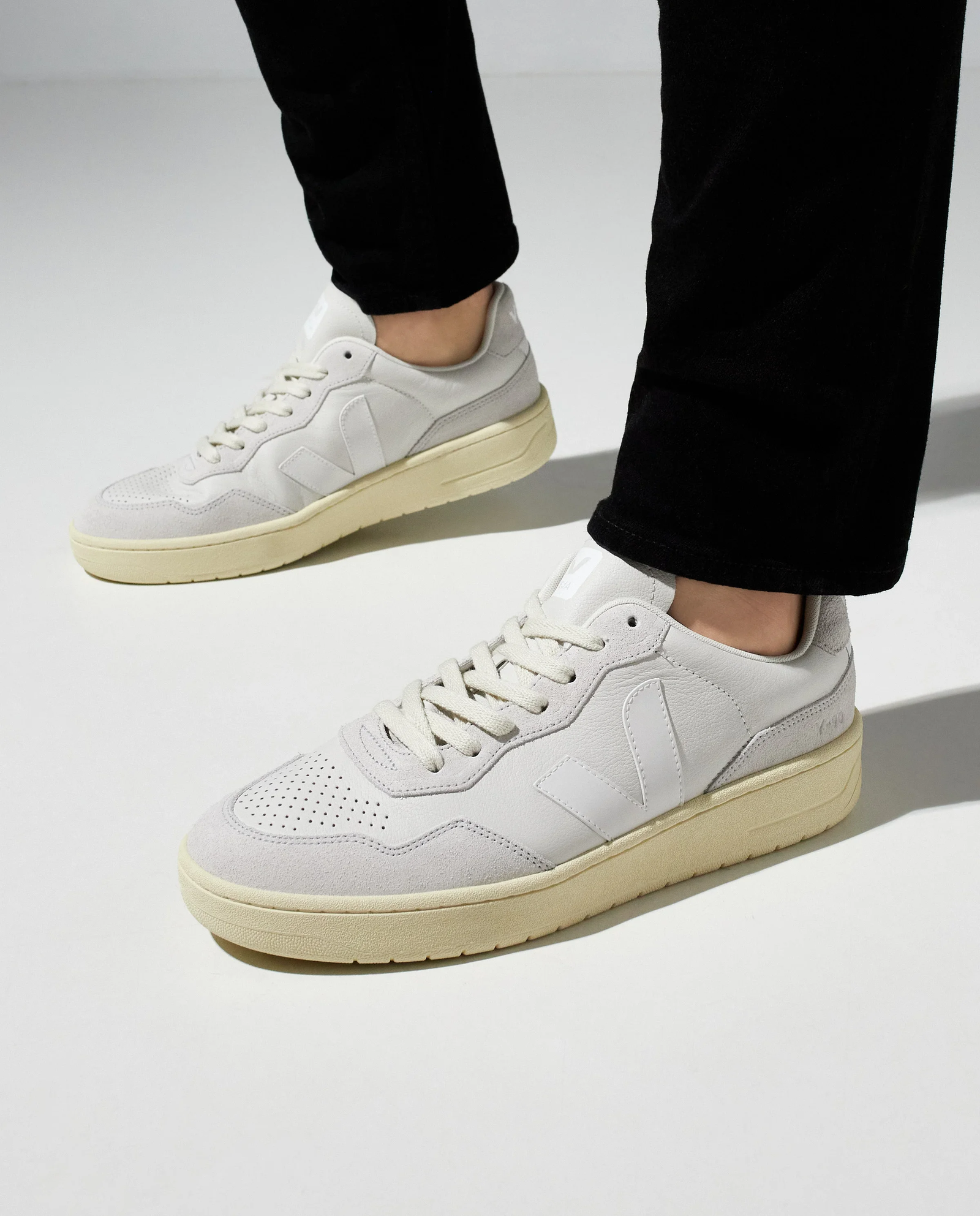 Białe sneakersy V-10 - Image #0