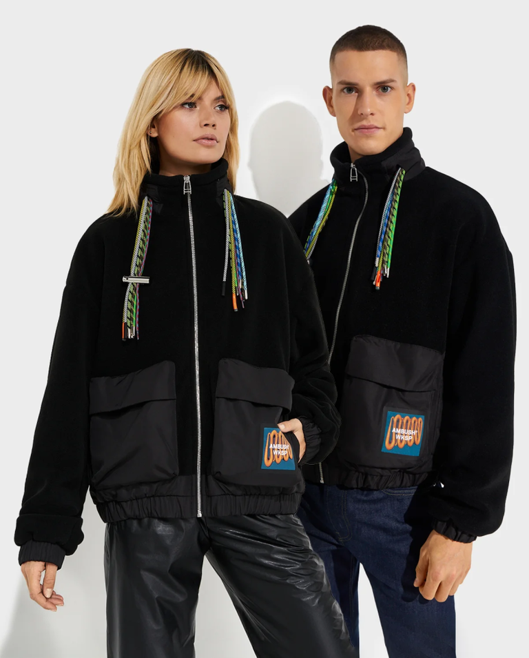 Czarna polarowa kurtka z kieszeniami