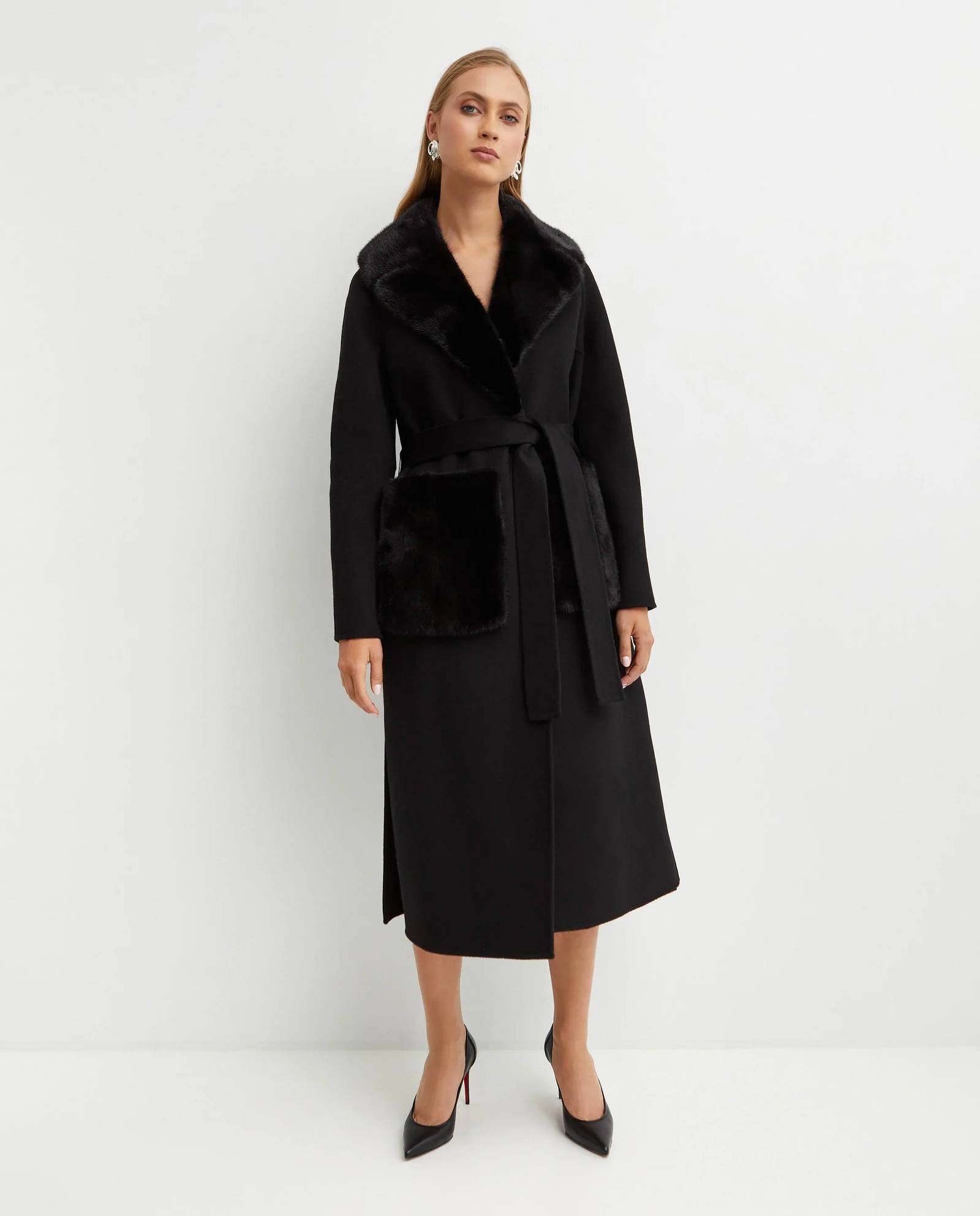 Czarny długi płaszcz z kołnierzem - Image #0