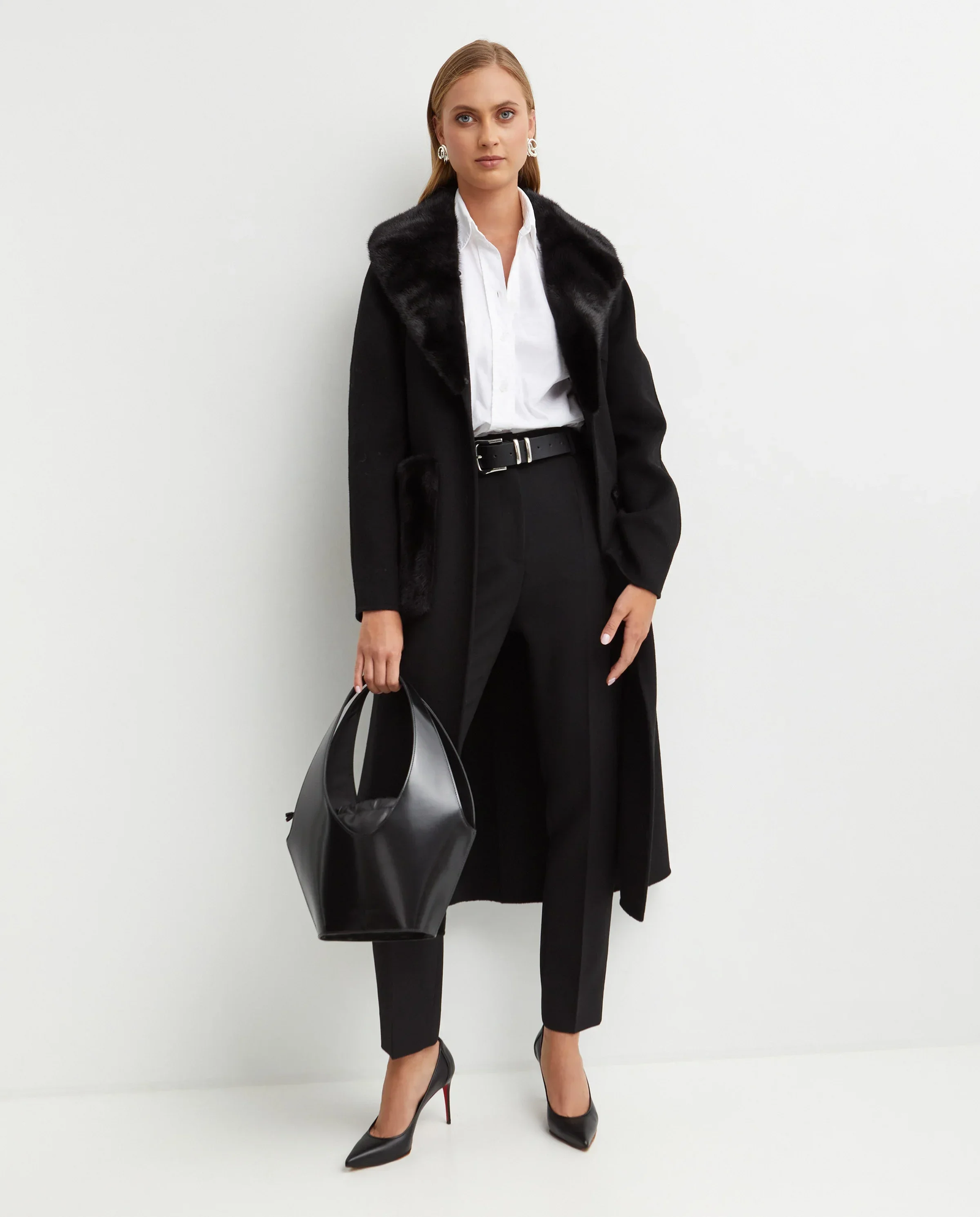 Czarny długi płaszcz z kołnierzem - Image #4