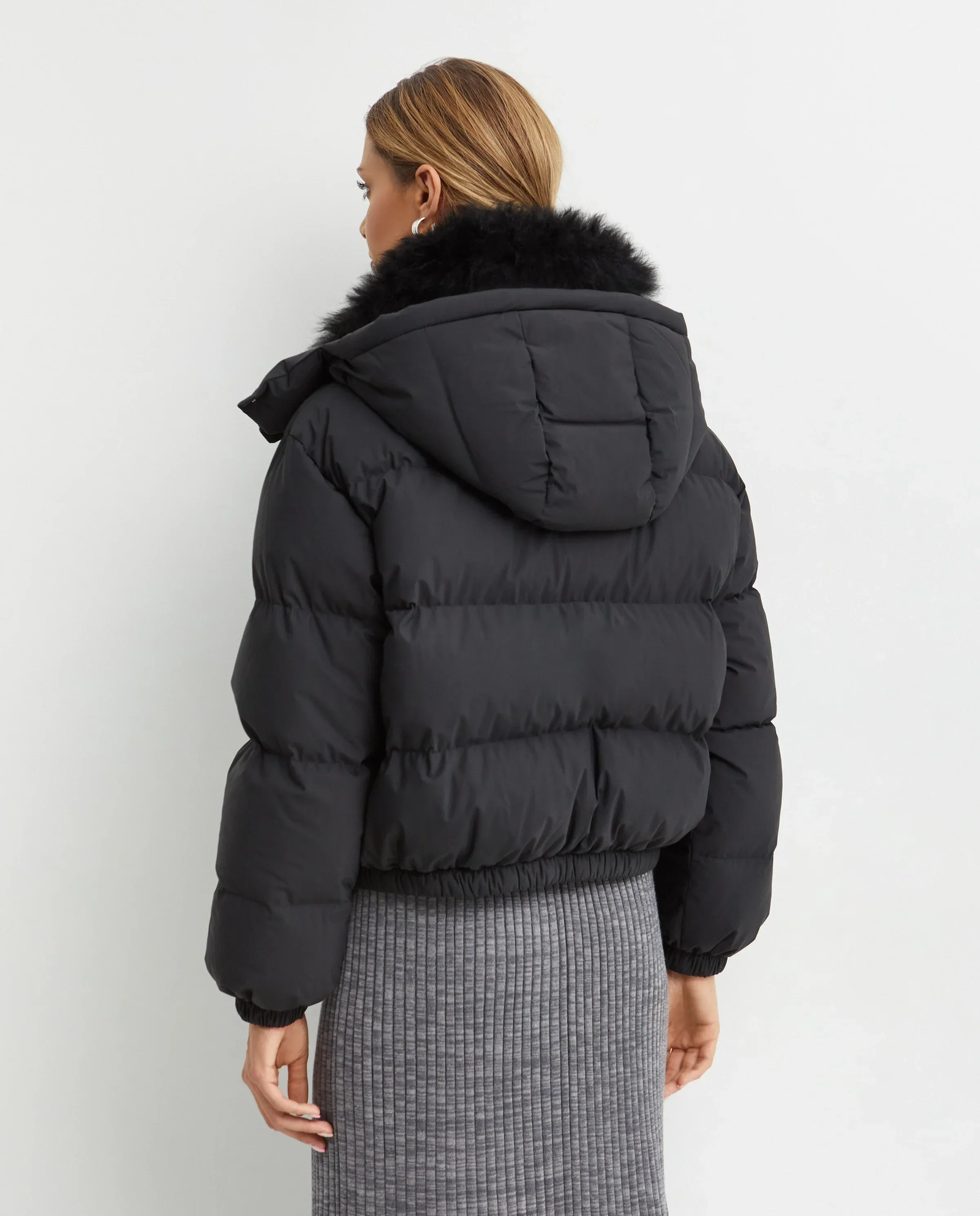 Czarna kurtka puchowa z kapturem - Image #3