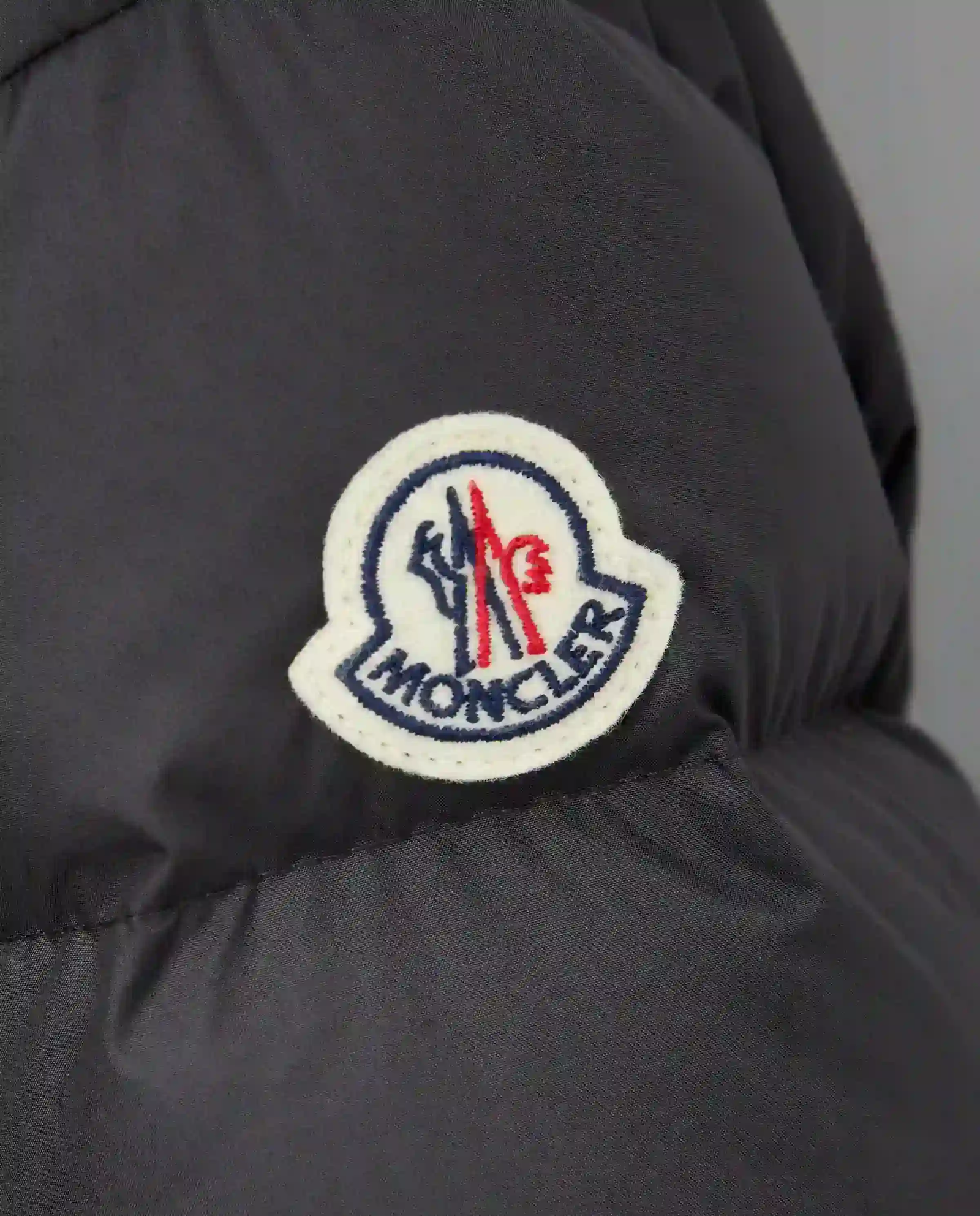 Czarny puchowy płaszcz - Image #4