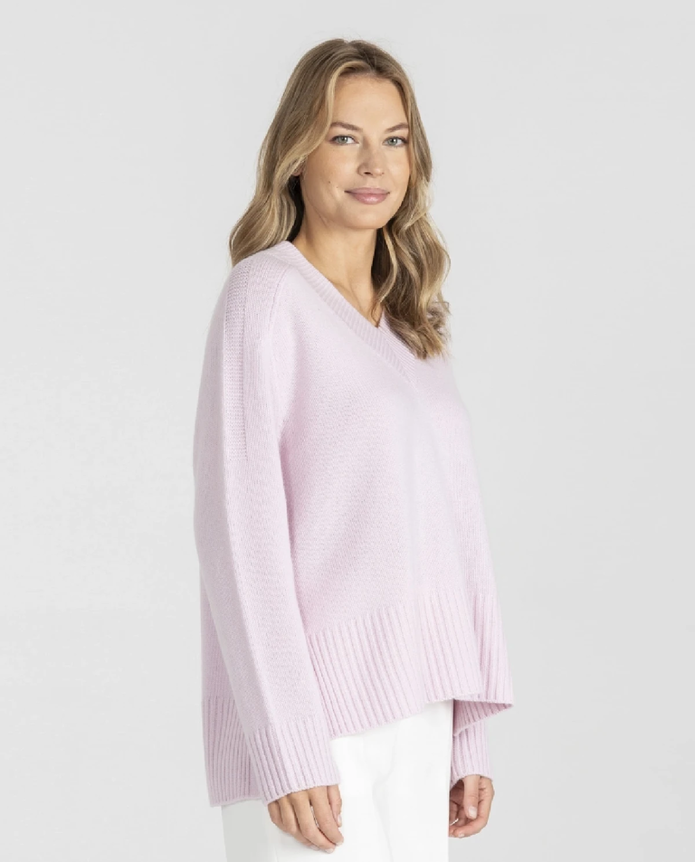 Różowy sweter z dekoltem w V - Image #1