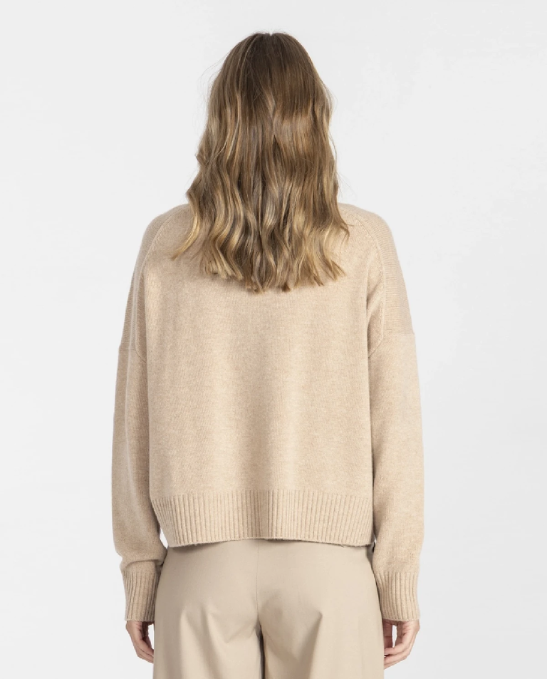 Beżowy luźny sweter - Image #3
