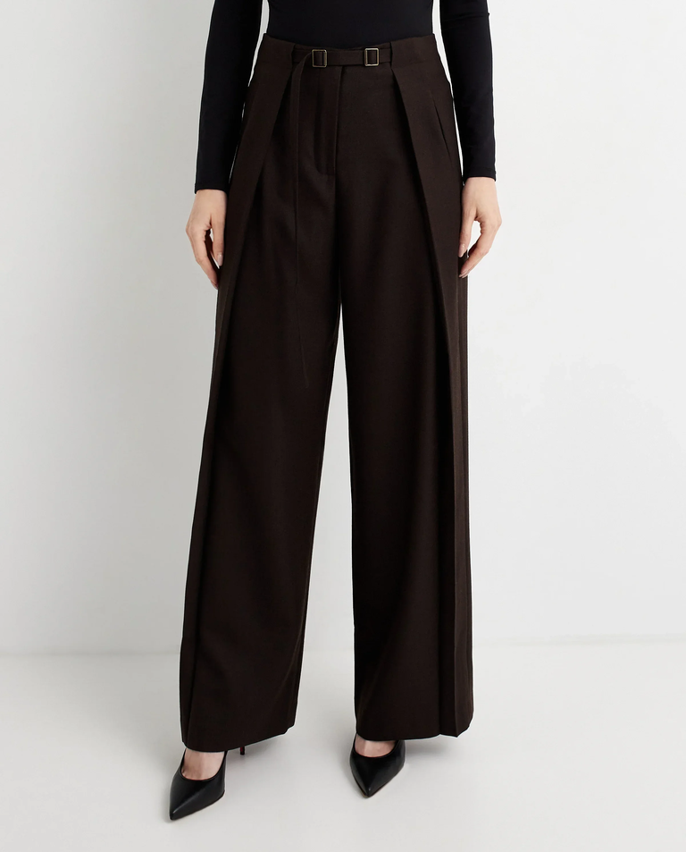 Brązowe spodnie z paskiem