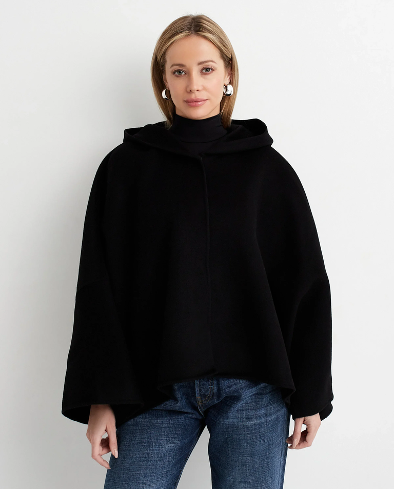 Czarna kurtka z kapturem