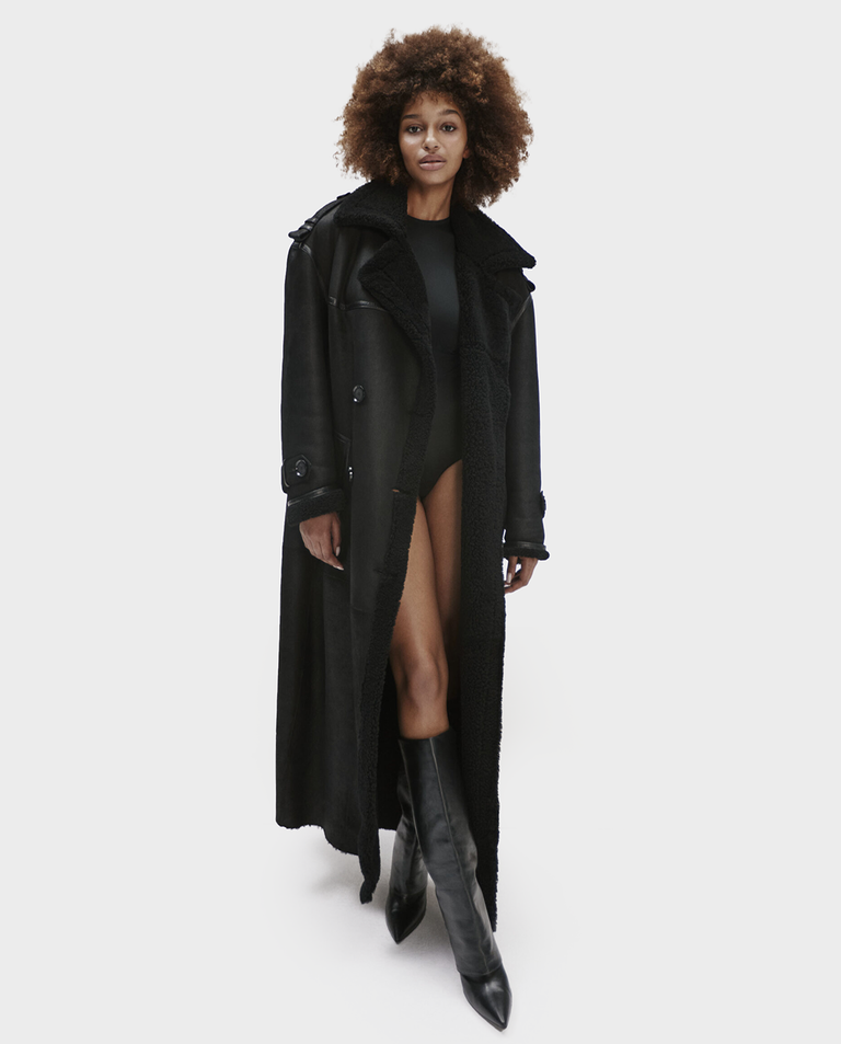 Czarny dwurzędowy płaszcz ze skóry jagnięcej