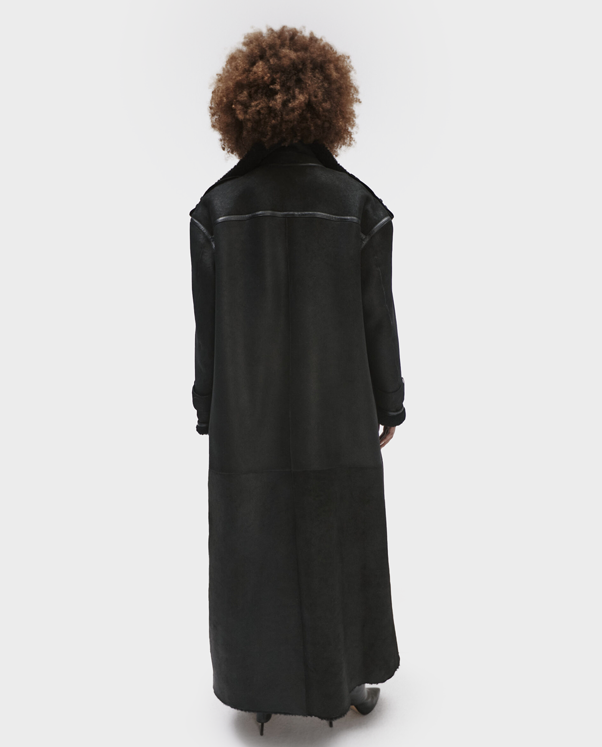 Czarny dwurzędowy płaszcz ze skóry jagnięcej - Image #1