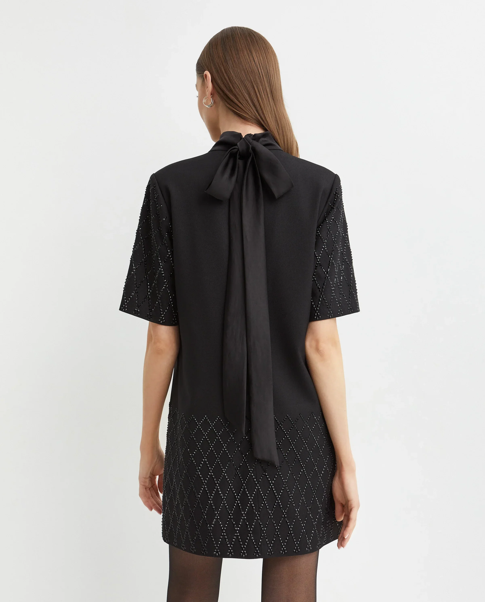 Czarna sukienka zdobiona kryształkami - Image #1