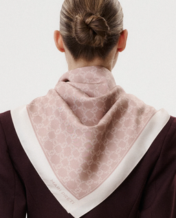 Jedwabna beżowa apaszka z monogramem - Image #0