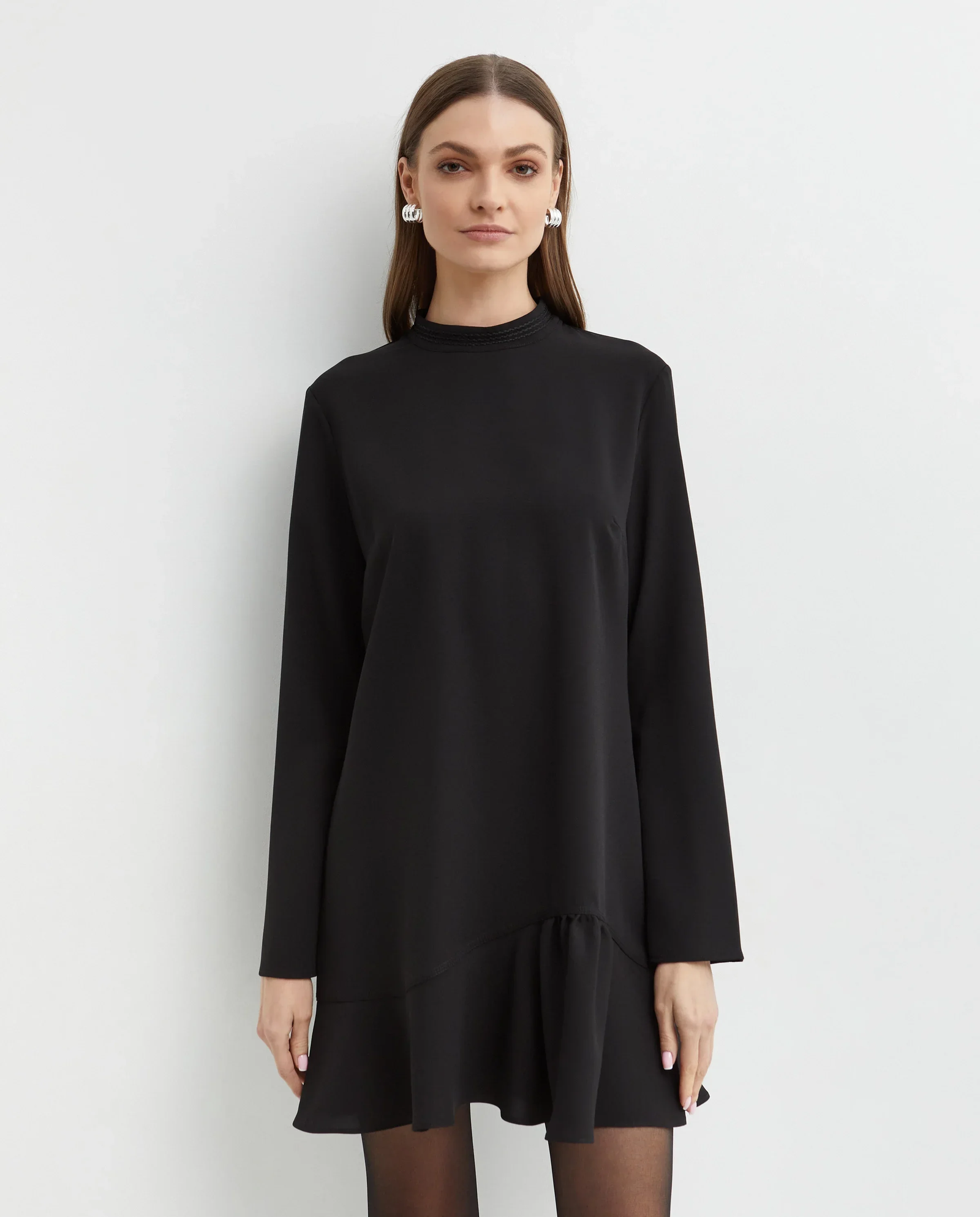 Czarna sukienka mini z falbaną - Image #0