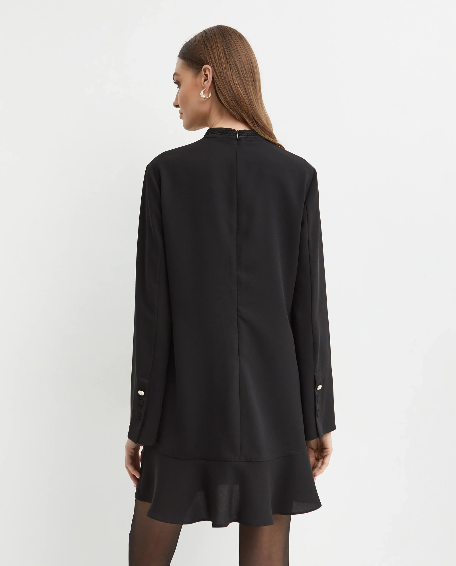 Czarna sukienka mini z falbaną - Image #1