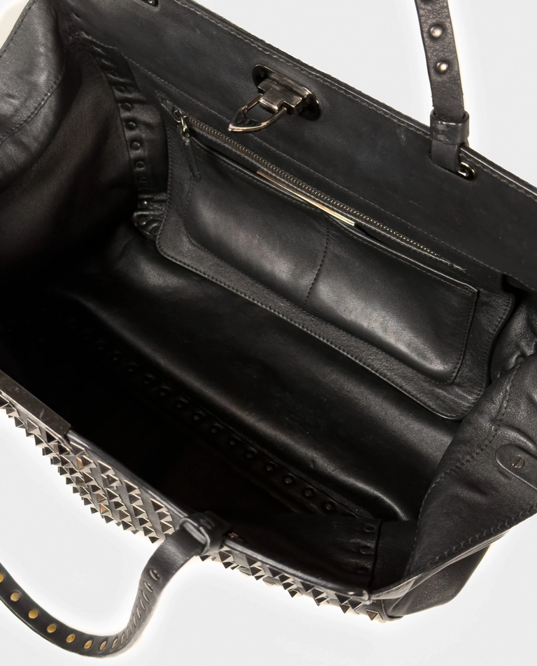 Czarna skórzana torebka