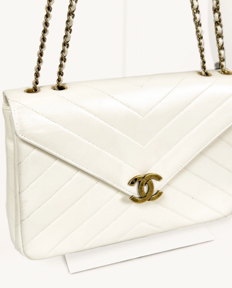 Biała torebka Chevron Coco Envelope