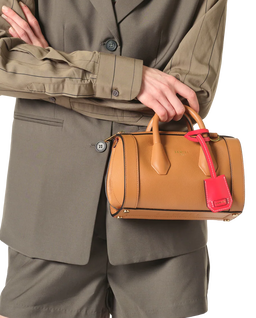 Skórzana brązowa torebka mini BCBG - Image #4