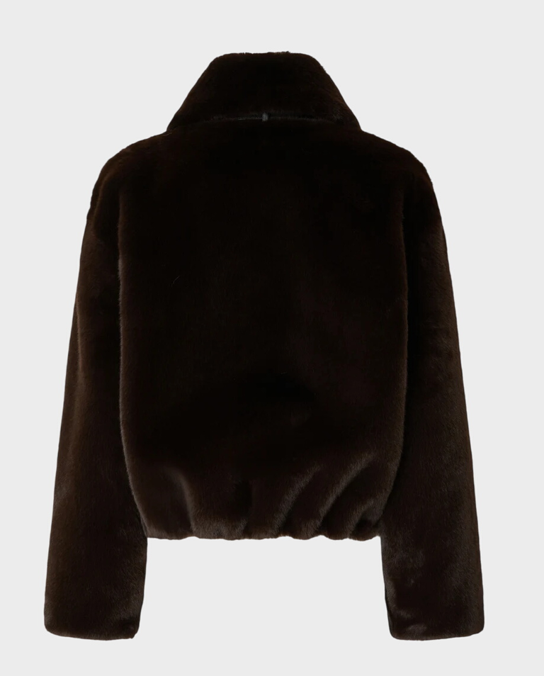 Brązowe futro Estebana