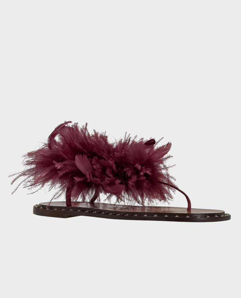 Bordowe sandały ozdobione piórami