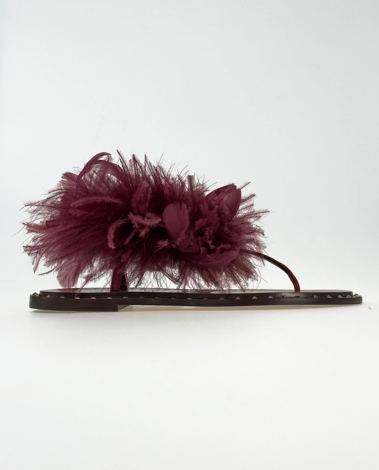 Bordowe sandały ozdobione piórami