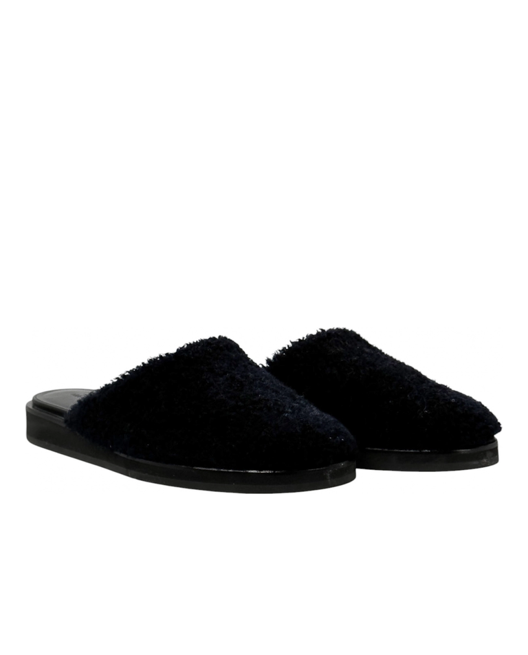 Czarne futrzane klapki