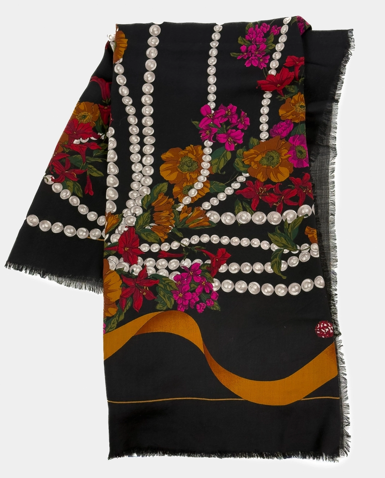 Czarny szal w kwiecisty wzór