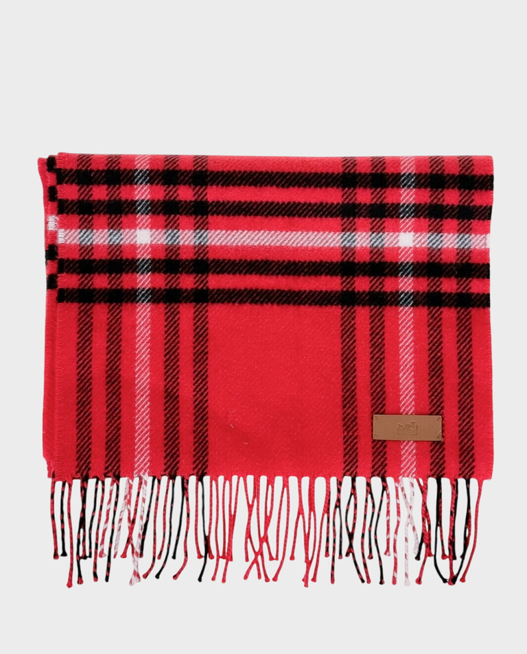 Czerwony szalik w czarno-białą kratę