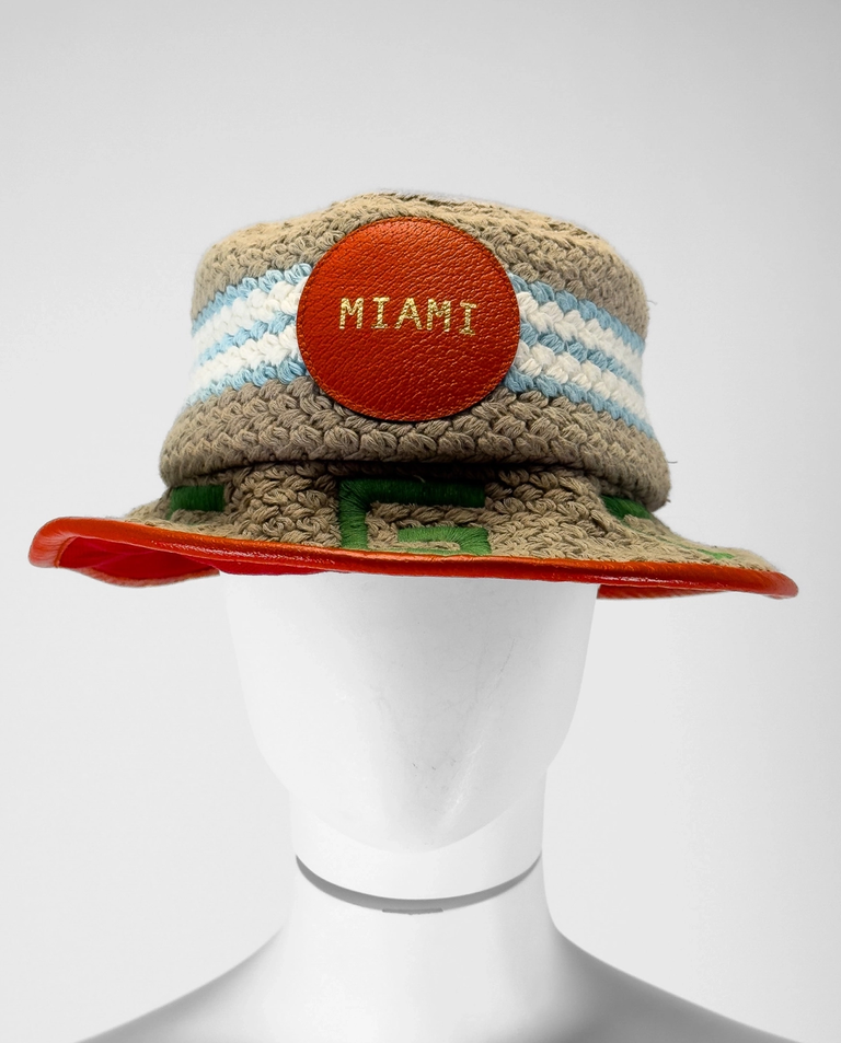 Beżowy pleciony kapelusz