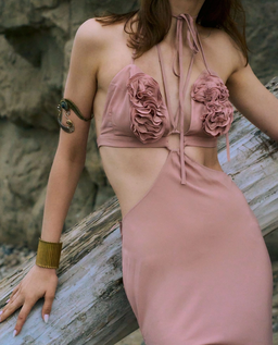 Różowa sukienka z kwiatową aplikacją Morgan - Image #1