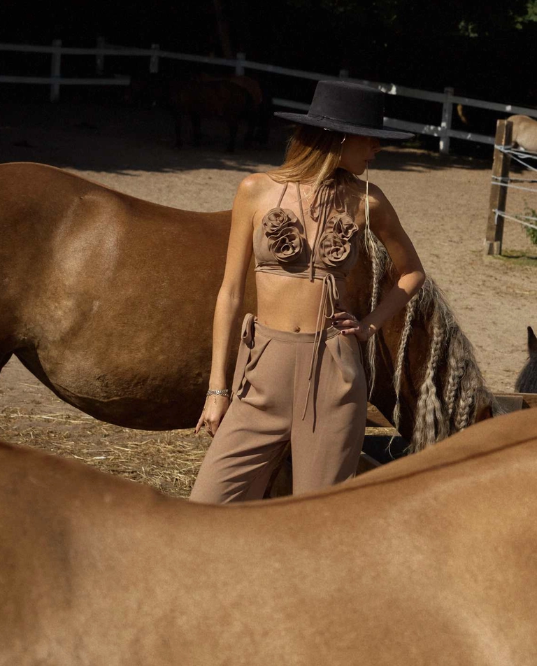 Beżowy set ze spodniami i kwiatowym topem Morgan - Image #2