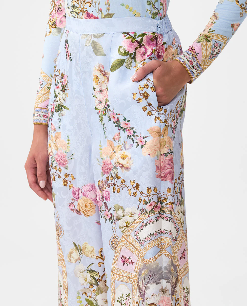 Błękitne spodnie w kwiaty - Image #4