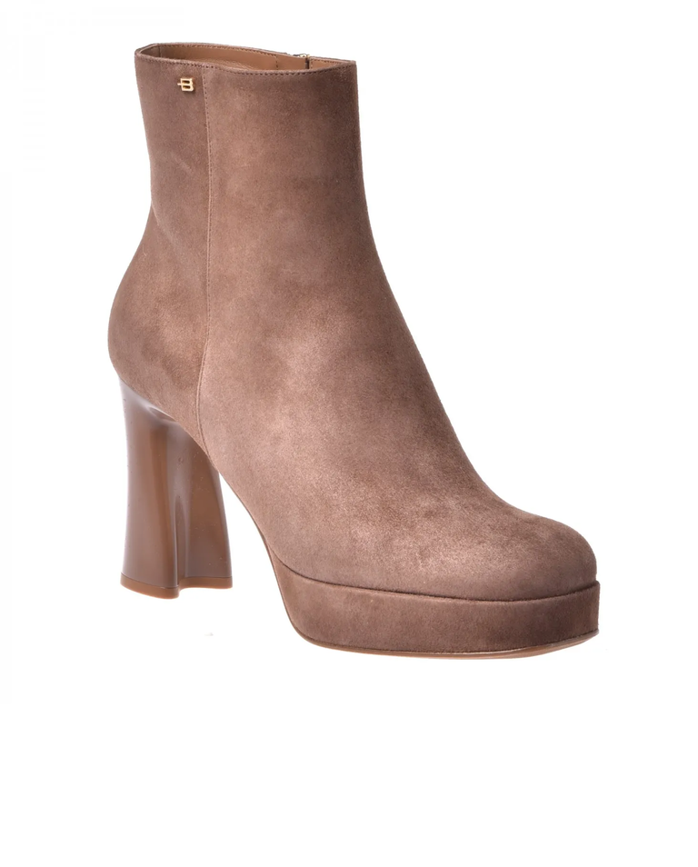 Zamszowe botki z ozdobnym obcasem