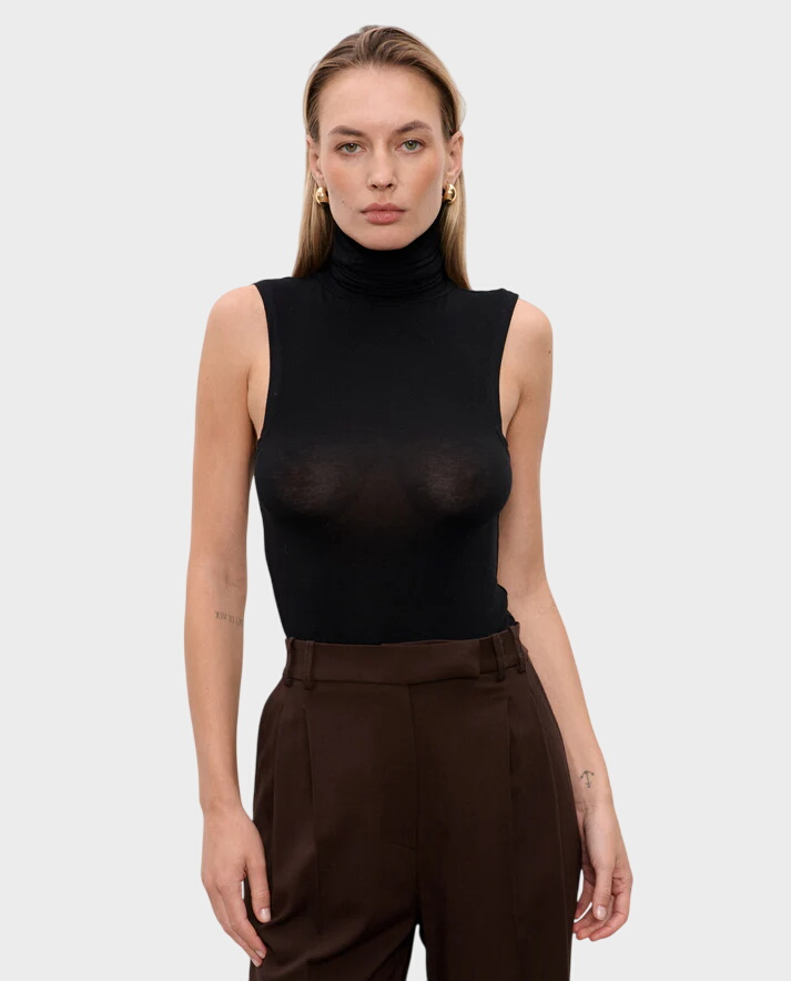 Czarny top z golfem Charly