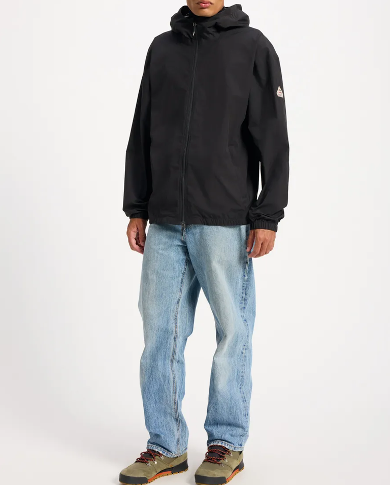 Czarna kurtka z kapturem