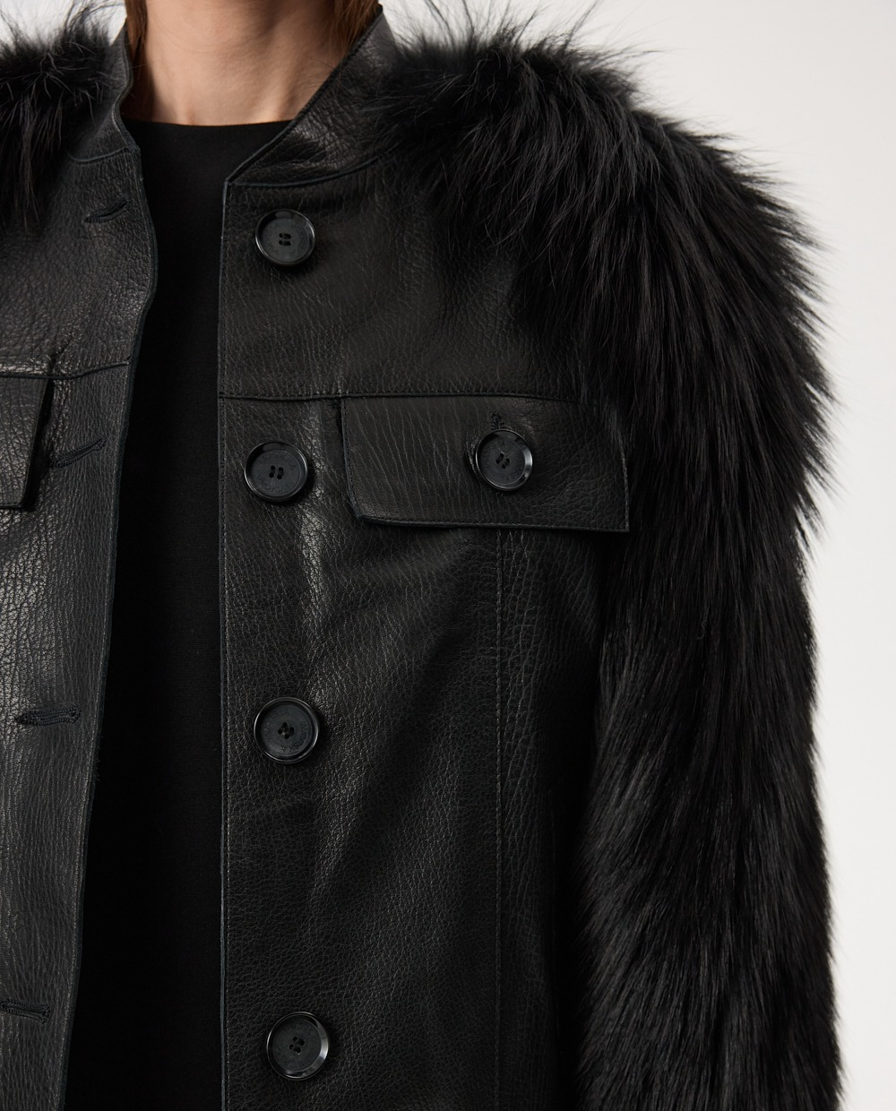 Skórzana kurtka z futrzanymi rękawami - Image #5