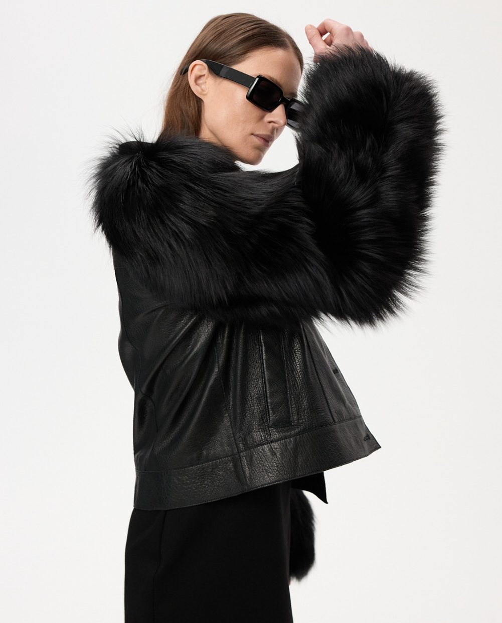 Skórzana kurtka z futrzanymi rękawami - Image #6