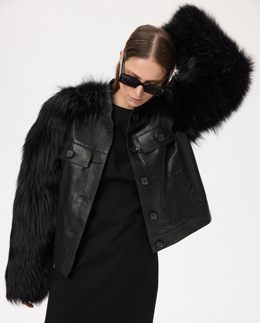 Skórzana kurtka z futrzanymi rękawami - Image #7
