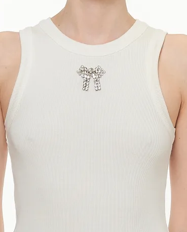 Biały top z biżuteryjną aplikacją - Image #1