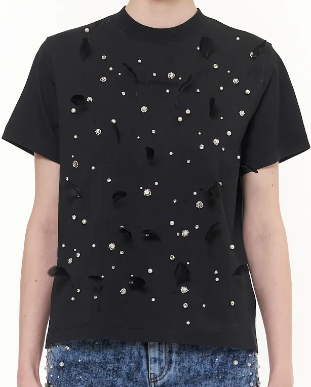 Czarny t-shirt z ozdobnymi aplikacjami