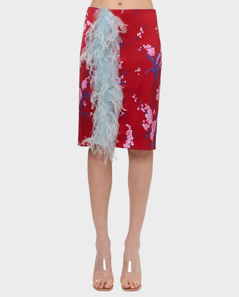 Czerwona spódnica z ozdobnym piórem