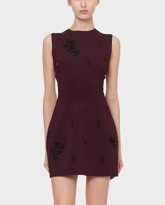 Sukienka mini z ozdobną aplikacją