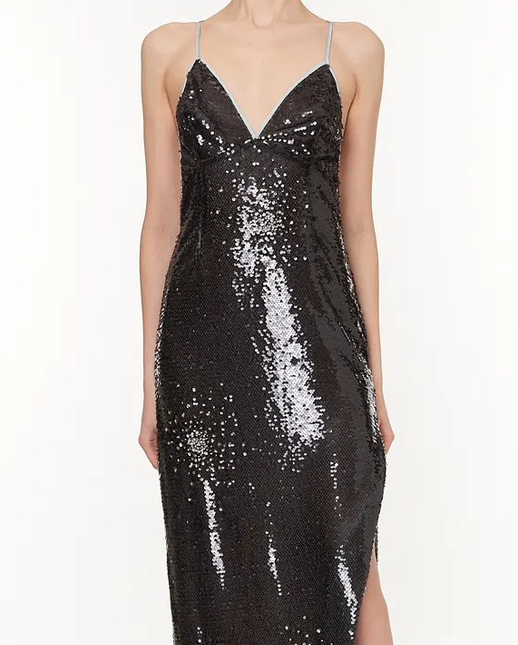 Czarna cekinowa sukienka z rozcięciem