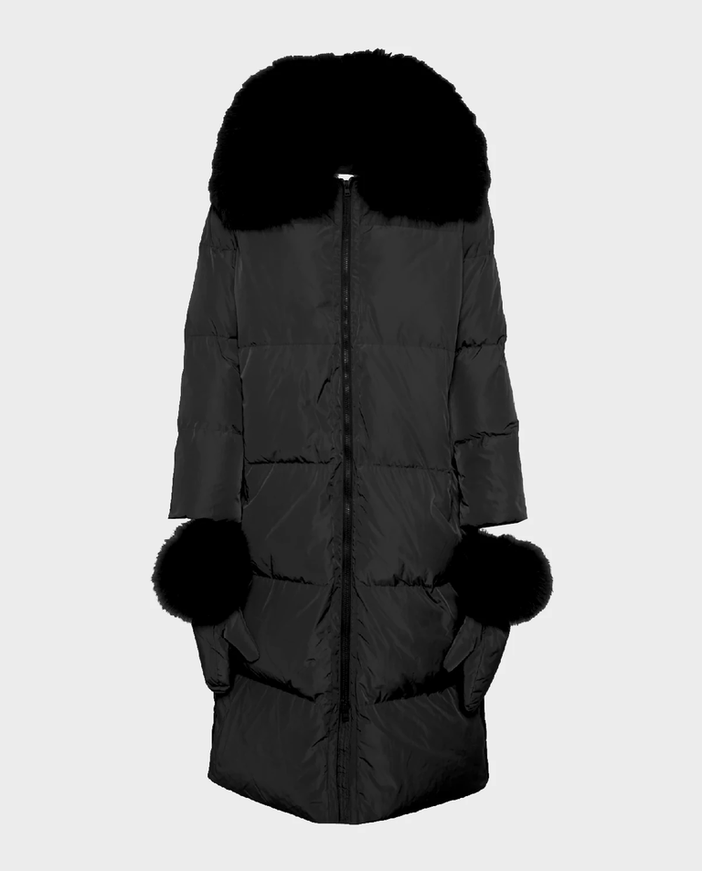 Czarny puchowy płaszcz z futrzanym kołnierzem