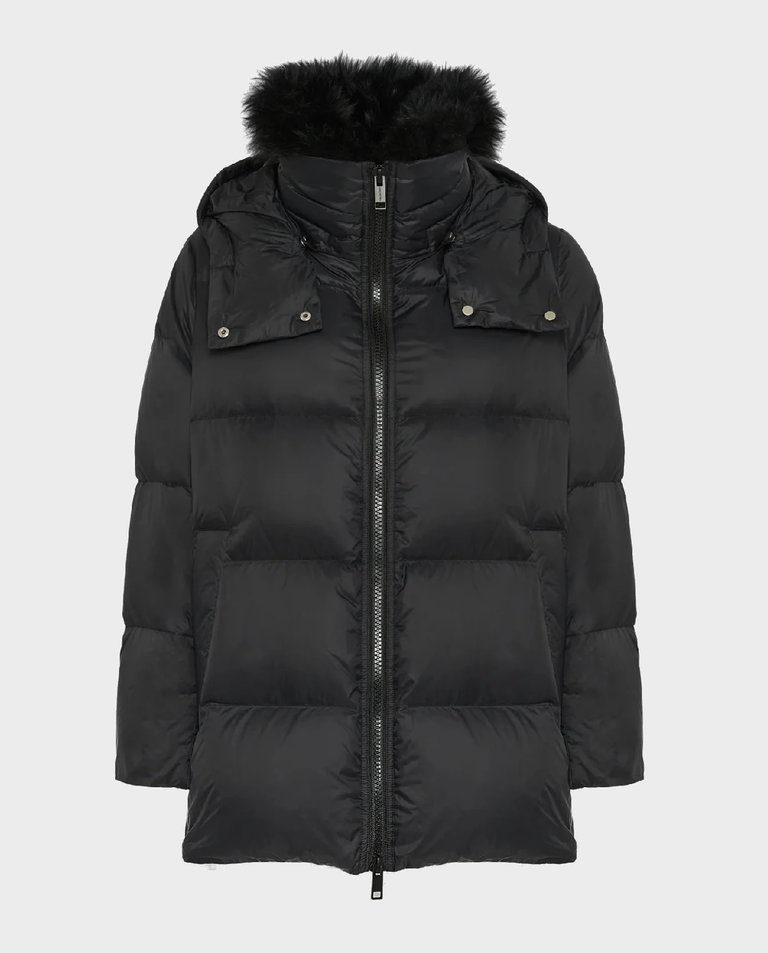 Czarna kurtka puchowa z futrzanym kołnierzem