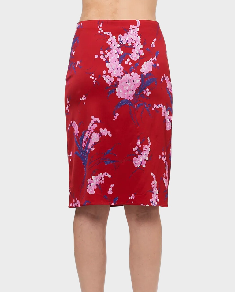 Czerwona spódnica z ozdobnym piórem