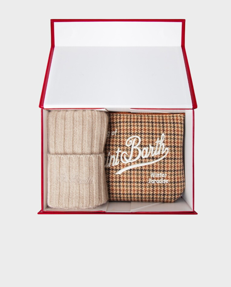 Zestaw prezentowy z beżową czapką i saszetką