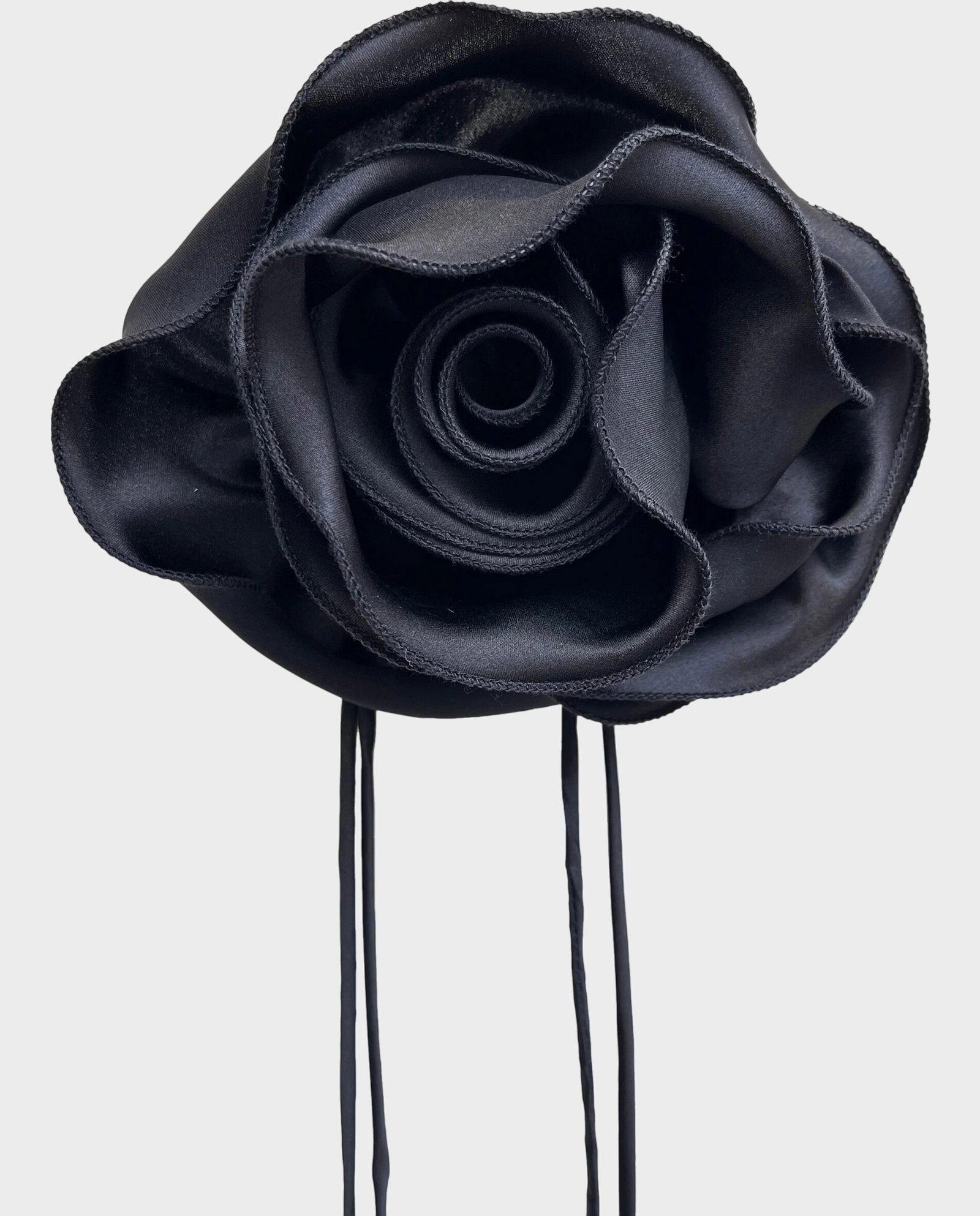 Czarna jedwabna broszka z różą - Image #3
