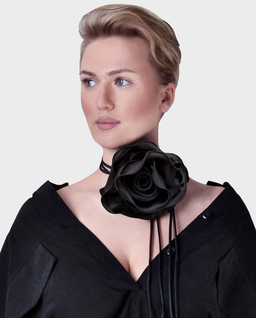 Czarna jedwabna broszka z różą - Image #0